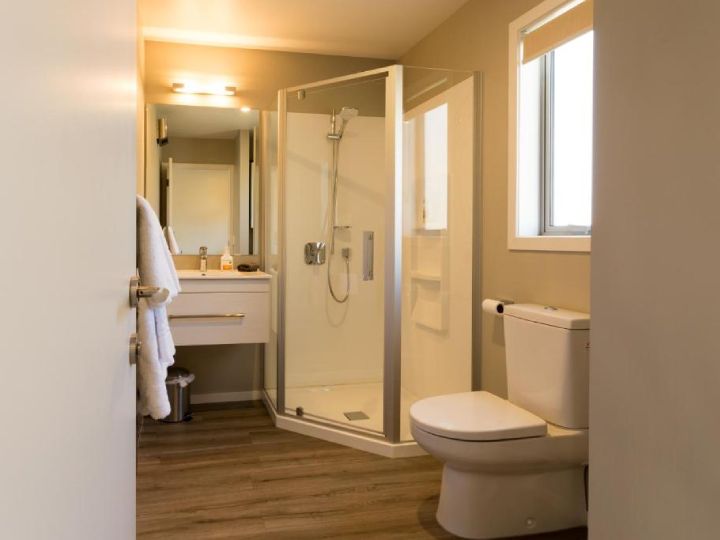 Cottage: bathroom